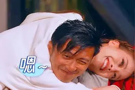 谢霆锋含蓄打听张柏芝，却被容祖儿一眼看破，表情耐人寻味图片