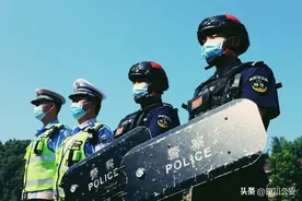 【夏季治安打击整治“百日行动”】四川乐山：鏖战40℃高温，“汗”卫夏季平安！图片