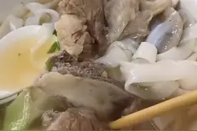 广东一大妈给顾客下完面条后，坐在一旁抠脚：碗里的肉瞬间不香了图片