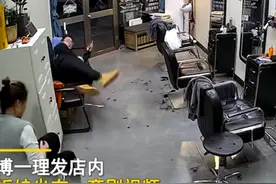 山东女子刷到蛇的视频大叫，老公被吓到“弹起”，瞬间口吐芬芳图片