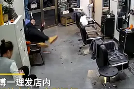 山东女子刷到蛇的视频大叫，老公被吓到“弹起”，瞬间口吐芬芳图片