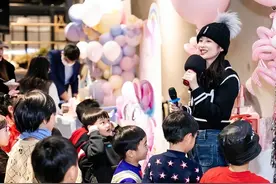颖儿为女儿隆重庆生，邀请她全班同学，月亮与爸爸说悄悄话好温馨图片