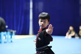 吴京8岁儿子参加武术比赛，吴所谓动作帅气势足，被赞子承父业图片