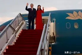 被越南第一夫人惊艳！穿中国红奥黛裙戴大钻戒，身姿曼妙，确实美图片