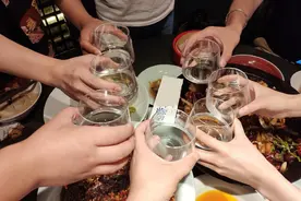 轮到你敬酒时，宁可傻坐着，这3句“敬酒话”也别说，容易讨人嫌图片