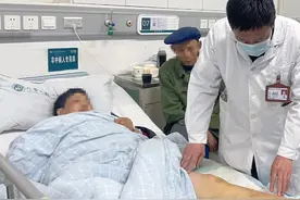 好危险！四川一老人在家踩到剧毒烙铁头，被连咬两口！这蛇有多毒图片