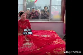 可可爱爱！新娘坐婚房老奶奶集体趴窗围观图片
