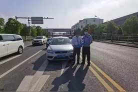 为自由穿梭禁行区域 一男子竟给车套牌，闵行警方查处一起车辆套牌违法行为图片