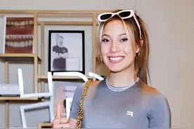 失踪人口!谷爱凌纽约唐人街逛街,穿连体泳衣披头散发合影中国大爷图片