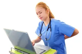 后背总疼，或是肺癌前兆？提醒：这4种疾病，也会导致后背痛图片