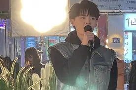 和周迅演母子人气飙升，周翊然长沙被迷妹围堵，坦然面对演技质疑图片