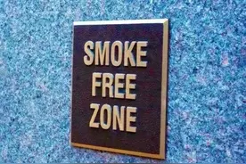 英语“smoke-free”，翻译成“免费抽烟”，你就悲剧了图片
