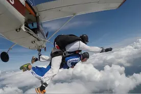 5分钟5000元，五一挤到天上了图片