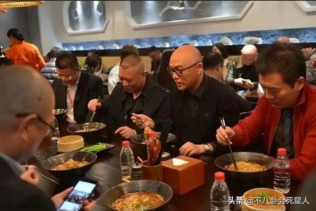 一盘毛肚380、成本4块卖上千，这些明星坑起粉丝来真不手软