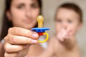 安抚奶嘴会影响牙齿发育？还会影响宝宝颜值？图片