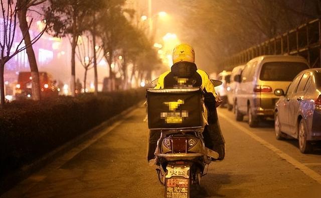 女子夜班遭遇歹徒，不仅不反抗还帮他带安全套：这样对咱俩都好！