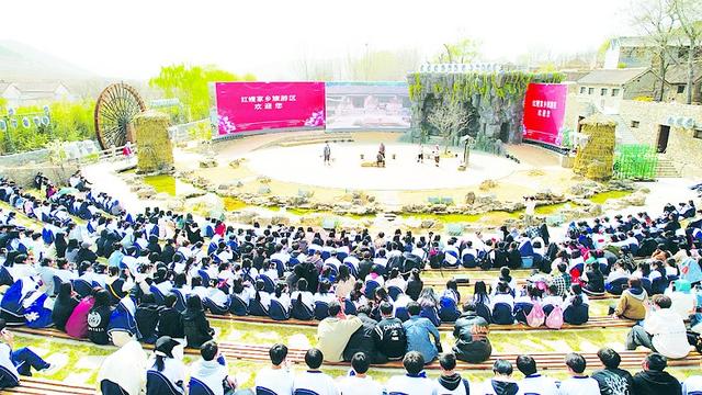 跟着记者到沂蒙，走进红色影视基地展大连风采