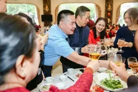 职场酒局：轮到你敬酒时，牢记这4句敬酒词，让领导对你高看一眼图片