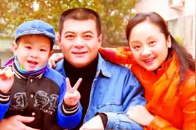 唐静王新军离婚13年,她独自带娃发誓一生不嫁,他娶秦海璐再当父亲图片