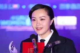 国航第一位女机长：24岁跟飞，28岁晋升机长，美貌与实力并存图片