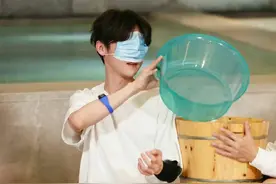 来看看鹿晗第一次来到东北澡堂的反应图片