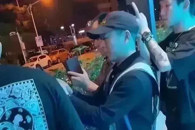 酒吧门口男女发生关系，疑似女方不清醒事件，警方通报后续来了