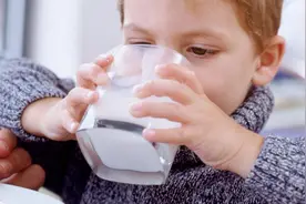 孩子睡前吃还是不吃？大部分父母其实都做错了图片