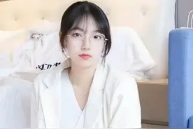 带眼镜的妹子文学气息很重图片