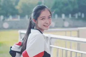 高中举办运动会，举牌女同学“心机打扮”，高颜值吸引全场目光图片