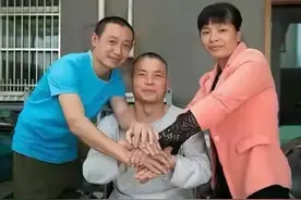 女子带瘫痪老公改嫁，和两任丈夫一起生活，如今的日子让人羡慕图片