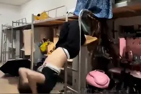 小姐姐寝室里健身，身材真棒网友：力量真不错，就是也太卷了图片