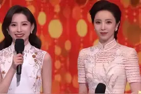 通过董卿、李思思，终于知道这些女主持人为啥喜欢光脚穿高跟鞋！图片