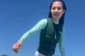 37岁女神周秀娜出海冲浪！光脚踩滑板长腿瞩目，男友人大花臂抢镜图片