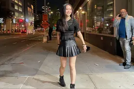 李连杰19岁女儿打扮性感！寒风中穿透视装秀美腿，引外国大叔注目图片