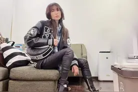 51岁工藤静香“水母头”减龄，脚踩短靴秀小鸟脚踝，一脸清冷高傲图片