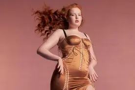 21岁美国超模：体重200斤，一脸雀斑还有双下巴，却比卡戴珊还美图片