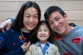 陈冠希一家三口合体拍宣传片，妻子宛如超模，女儿甩头发超级可爱图片