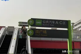 我在哪？该去哪？怎么去？火车站的指示牌能帮上忙吗？图片