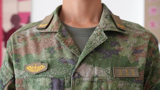 军士资历章,并不过分.被"三军纠察"在火车站抓住,那什么是荣誉?