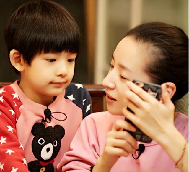 潘粤明与董洁离婚8年：他摆脱抑郁收获真爱，她带儿子苦度光阴