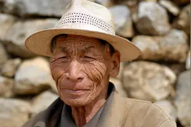 80岁大爷：退休金8千，但我一分都不会给子女花，晚年养老靠自己图片