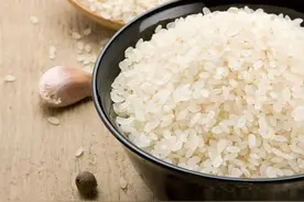 发黄的大米是“毒大米”，不仅有害还致癌？吃米饭不妨牢记4点图片
