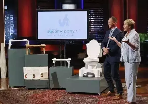 原来马桶也能“蹲着入厕”，美国男人一个小发明，让他赚了几个亿