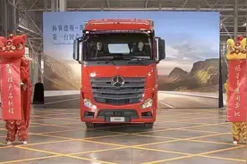 第一台国产奔驰牵引车下线，设计年产能达到6万辆图片