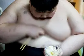 食欲真是由基因决定的？江西男孩一顿十几碗饭，体重暴涨到300斤图片