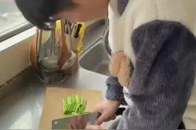 （视频）@太原人，幸福！大一双胞胎放假给妈妈做创意菜，母亲：心里很甜图片