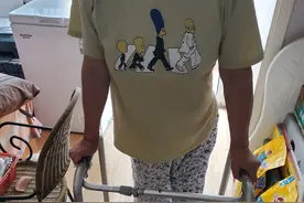 上厕所洗把澡，难比登天！76岁残疾阿婆求装卫生间，不行不行就不行图片