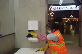 跨年夜清扫公厕的环卫女工：一天清洁消毒20多趟、行走2万多步图片