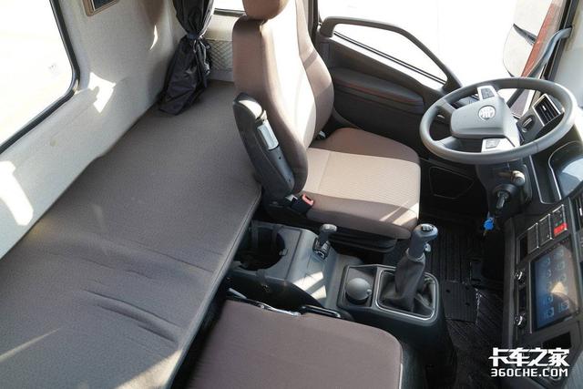 260马力6米8载货车，配同级最宽驾驶室，解放JK6中卡合规拉10吨