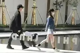 潘玮柏和老婆回娘家南京看房，两人全程低调，宣云美腿抢镜气质好图片